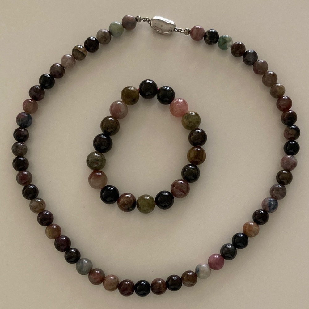 NWOT Multicolor Beaded Necklace and Bracelet Set